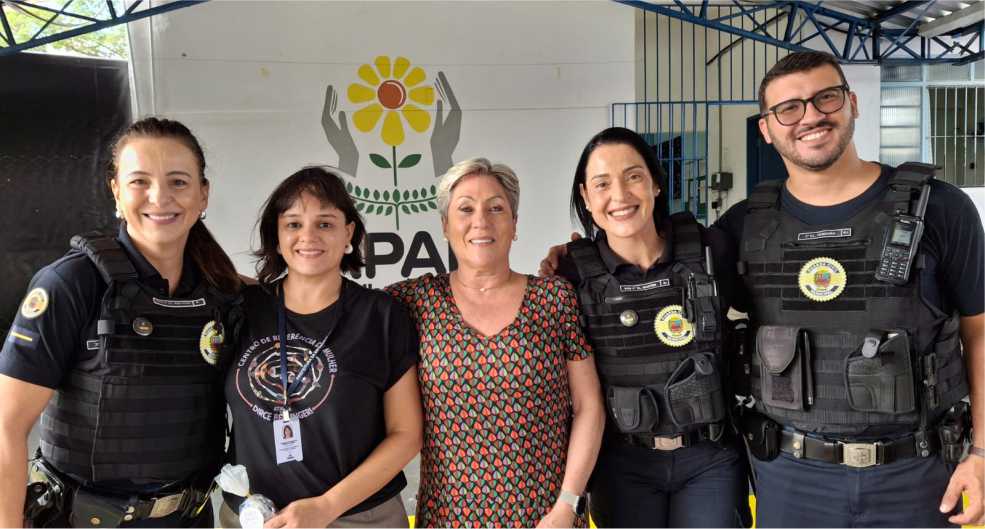 Dia Internacional da Mulher: APAE de Atibaia homenageia Guardas Civis Municipais do programa “Guardiã Maria da Penha” e gestora do CRM