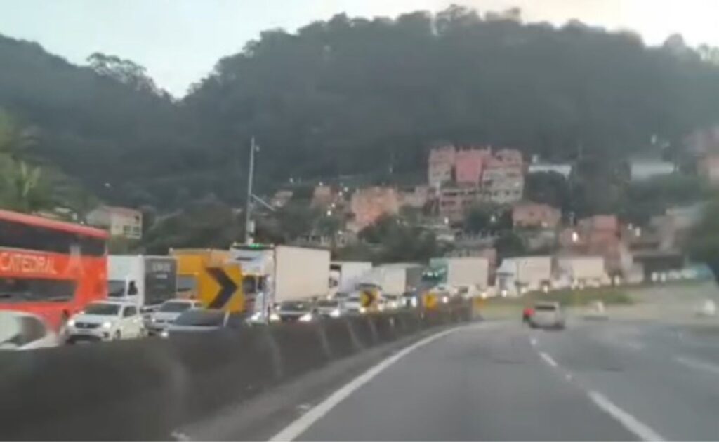 Carreta com carga de pilar de concreto causa interdição parcial e congestionamento na Fernão Dias em SP