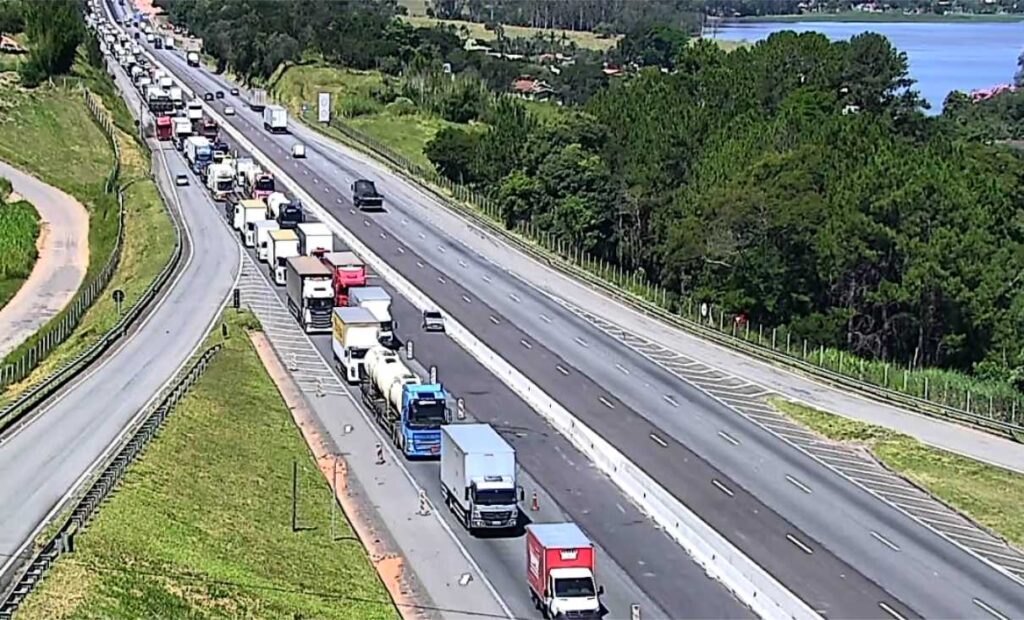 Obras na D. Pedro I causam lentidão em Atibaia no sentido Campinas